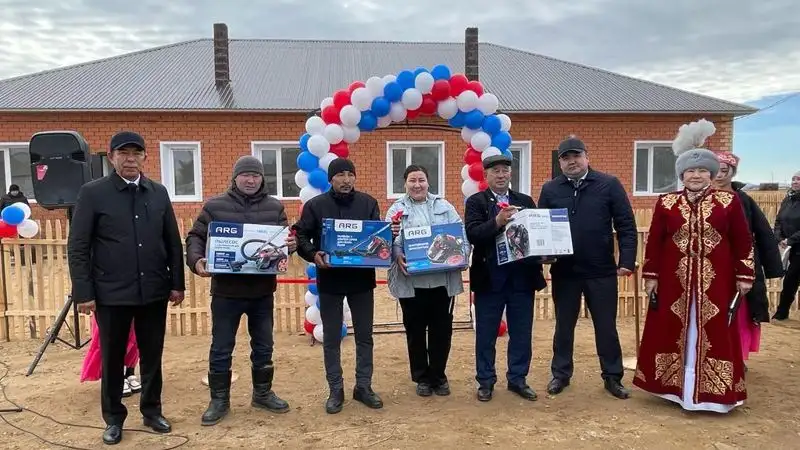 Жаңаарқа ауданында көпбалалы отбасыларға арналған пәтер кілттері табысталуда, сурет - Zakon.kz жаңалық 03.11.2023 17:03