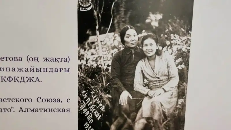 Фото 8. Маншук Маметова с мамой - 1935 год, сурет - Zakon.kz жаңалық 23.05.2023 18:00