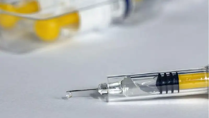вакцинаны жасаушы, сурет - Zakon.kz жаңалық 24.05.2022 15:13