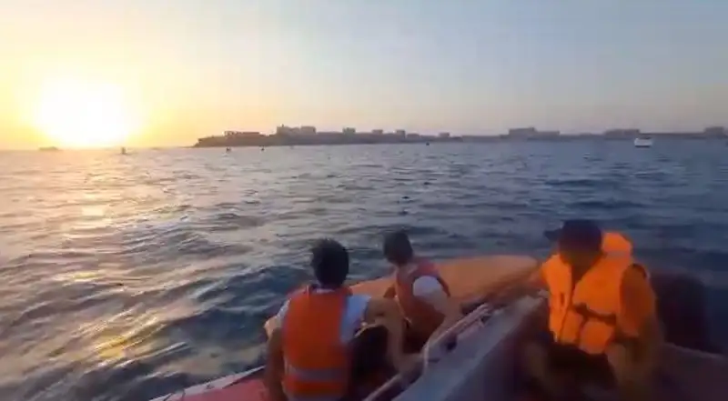 Каспий теңізінің жағалауында екі жасөспірім серфинг-таяқшасымен жағадан алыстап кеткен