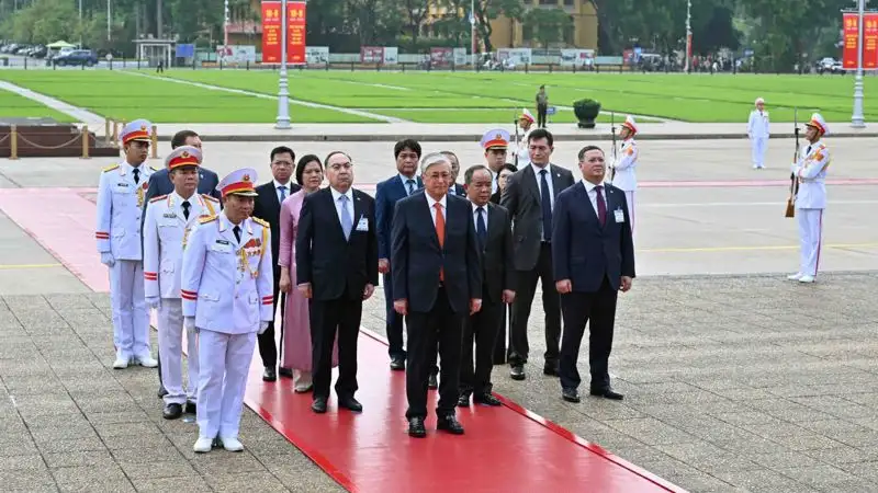 Президент Вьетнам елінің ұлттық көшбасшысы Хо Ши Миннің рухына тағзым етті