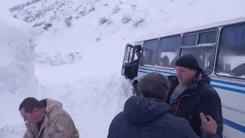 Шығыс Қазақстан облысында адамдар мінген автобусты қар көшкіні басып қалды, сурет - Zakon.kz жаңалық 21.02.2023 10:29