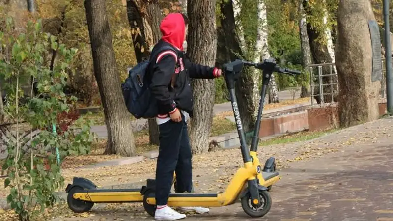 Электр самокаттарын жүргізетін адамдар куәлік алуға шарт