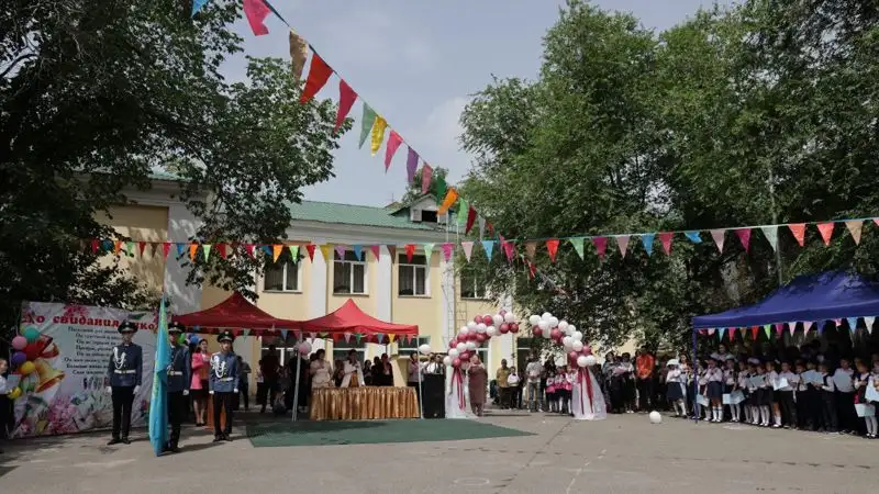 Лимузин мен мейрамханасыз: Қазақстан мектептерінде соңғы қоңырау қалай өтеді 