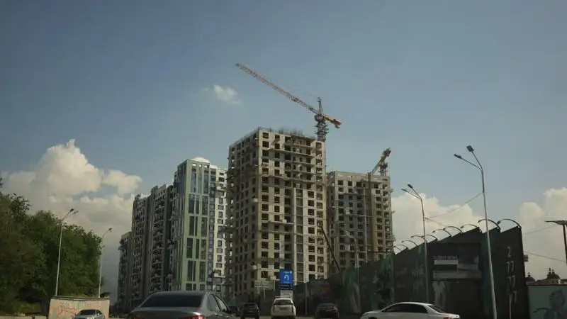 Астанада заңсыз салынған 76 құрылыстың жұмысы тоқтады