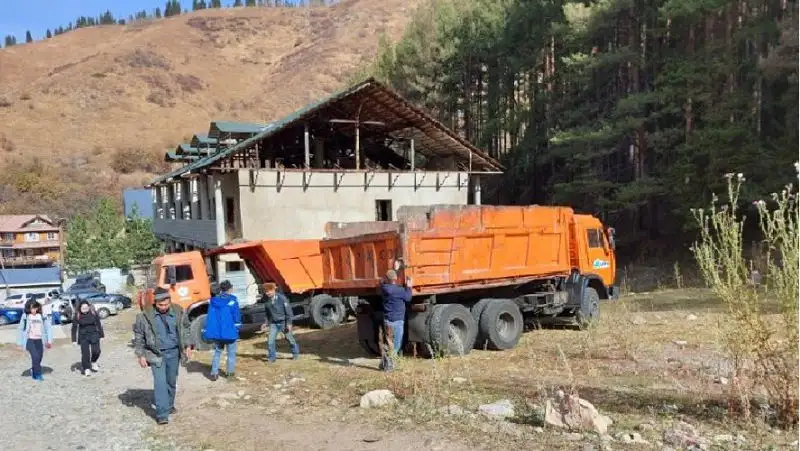 Іле Алатау ұлттық паркіндегі сенбілік, сурет - Zakon.kz жаңалық 08.10.2022 16:36