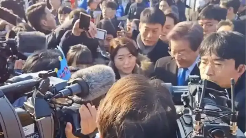 Оңтүстік Кореяның оппозиция жетекшісіне аяусыз түрде шабуыл жасалды
