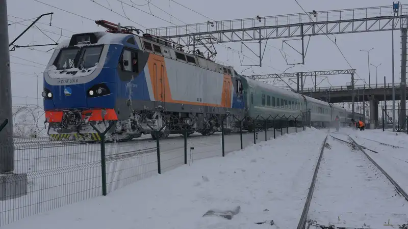 Қазақстанда жолаушылар пойызы жүріп келе жатып бұзылды