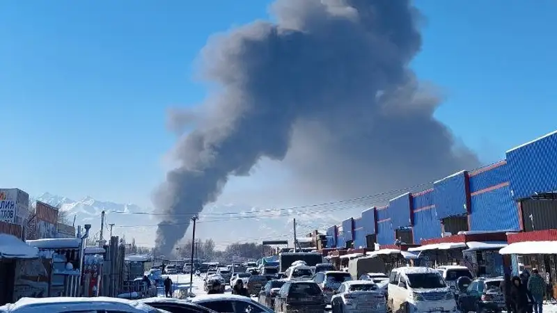 Алматыда барахолканың қоймасы өртеніп жатыр