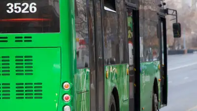 Астанада автобустан құлап түскен жолаушы үшін жүргізуші жазаланды