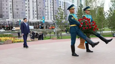 Президент Әкімшілігінің Басшысы Айбек Дәдебаев Бауыржан Момышұлының ескерткішіне гүл шоғын қойды
