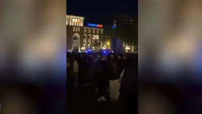 Армениядағы митинг кезінде наразылық білдірушілер тобына жүк көлігі басып кірді 
