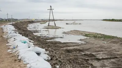 Қанат Бозымбаев Атыраудың су тасқынының шарықтау шегіне дайындығын тексерді, сурет - Zakon.kz жаңалық 13.05.2024 09:06