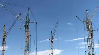 Астанада құрылыс алаңында кран жүргізушісі биіктіктен құлап көз жұмды 