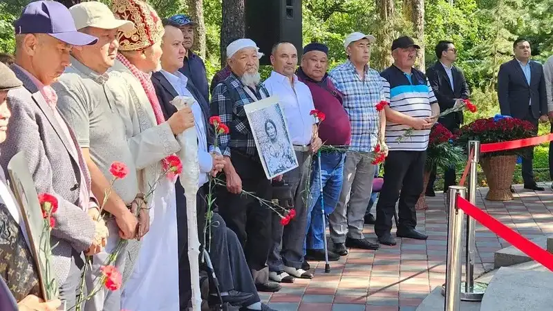 Алматыда саяси қуғын-сүргін және жаппай ашаршылық құрбандарын еске алу рәсімі өтті, сурет - Zakon.kz жаңалық 31.05.2024 11:55