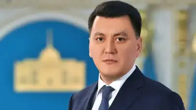 Ерлан Қарин өз мәтінін шығармашылық күн тәртібіндегі блокпен аяқтайды., сурет - Zakon.kz жаңалық 05.06.2024 09:46