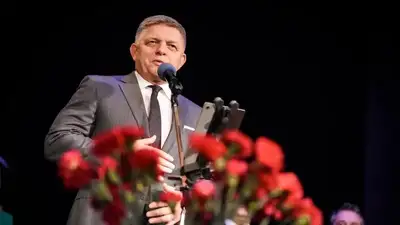 Мен оны кешіремін: Словакия премьері қастандықтан кейін алғаш рет бой көрсетті