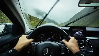 Mercedes көлігін басқарған жасөспірімдердің қауіпті ойын-сауықтары видеоға түсті
