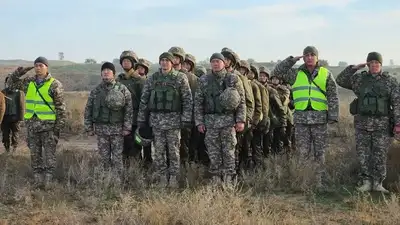 Қостанай облысында қарамағындағы қызметкерін соққыға жыққан офицер жұмыстан қуылды