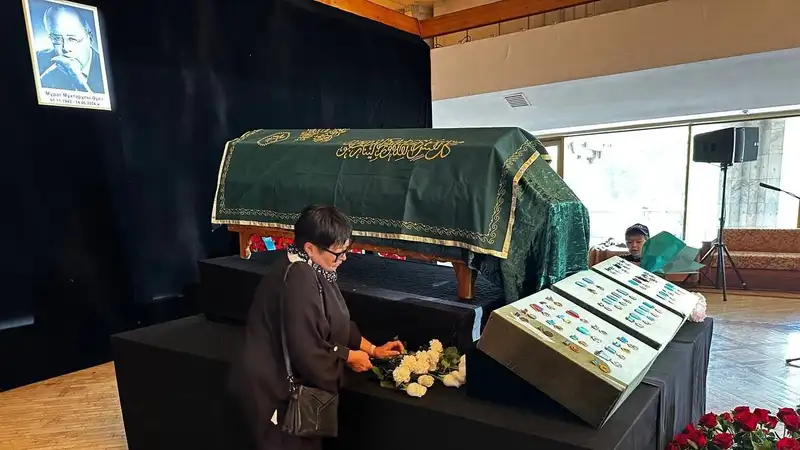 Алматыда қаралы қауым Мұрат Әуезовті ақтық сапарға шығарып салды