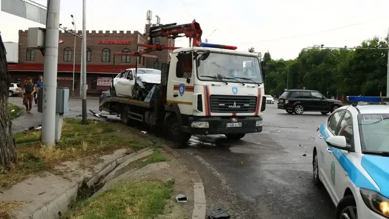 Алматыдағы ірі жол-көлік апаты: бір адам мерт болып, екі адам жарақат алған , сурет - Zakon.kz жаңалық 19.06.2024 11:49