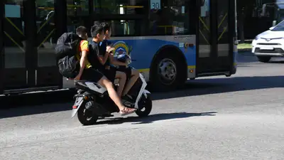 Жамбыл облысында полицейлер 700-ден астам мопед пен скутер жүргізушілеріне айыппұл салды, сурет - Zakon.kz жаңалық 24.06.2024 13:37