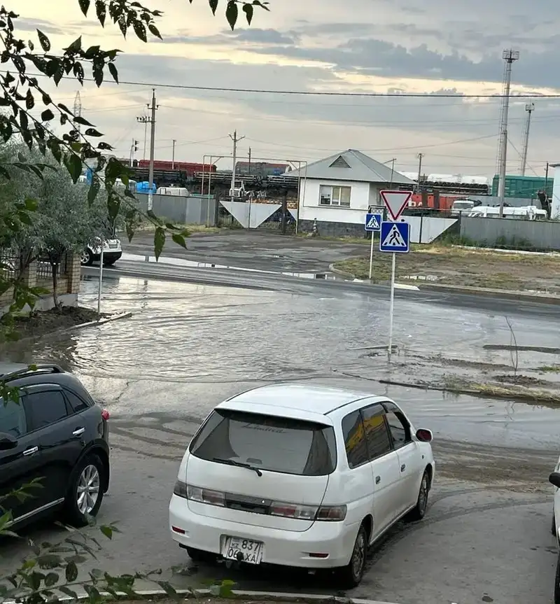 Атырау тұрғындары түнгі ауа райынан кейін қаланың жағдайына наразы, сурет - Zakon.kz жаңалық 26.06.2024 11:13