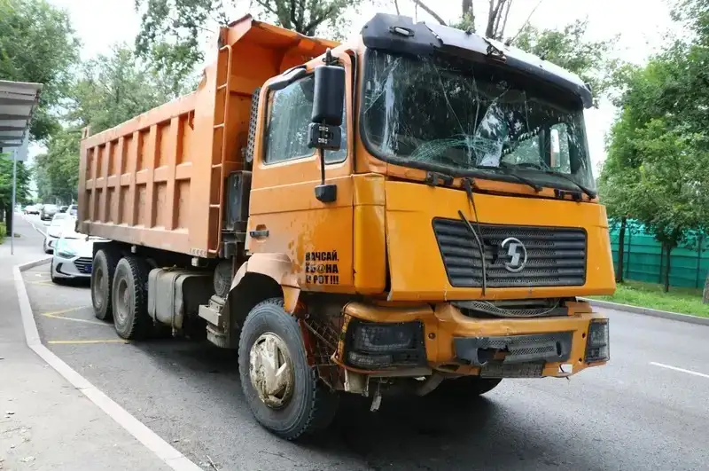 Алматыда автобусдың қатысыуымен тағы да бір ірі ЖКО тіркелді, зардап шеккендер бар, сурет - Zakon.kz жаңалық 16.07.2024 14:40