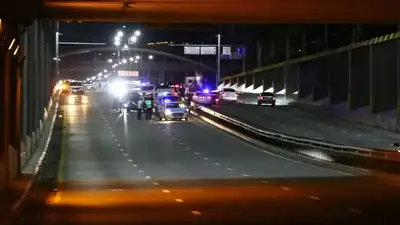 Алматыда  BMW жүргізушісі жолда бұзылып тұрған Nissan көлігін жөндеп жатқан екі адамды қағып кетті 
