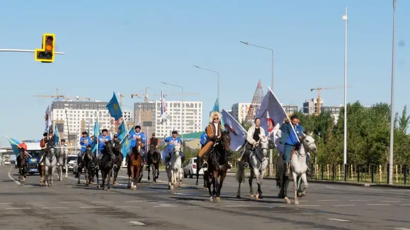 Астанада Дүниежүзілік көшпенділер ойындары қарсаңында шабандоздардың шеруі өтті, сурет - Zakon.kz жаңалық 28.07.2024 14:16