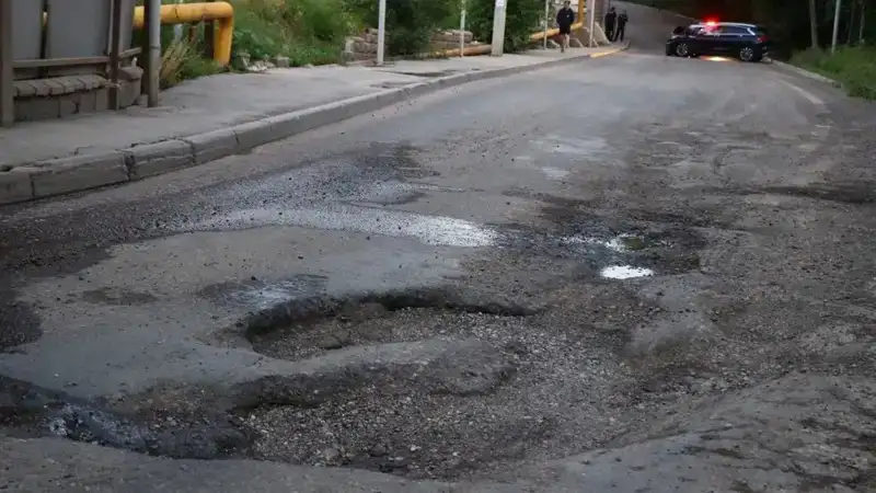 Алматыда көшедегі шұңқырдан айналып өтпек болған автокөлік иесі апатқа ұшырады - 5 адам зардап шекті, сурет - Zakon.kz жаңалық 30.07.2024 11:18