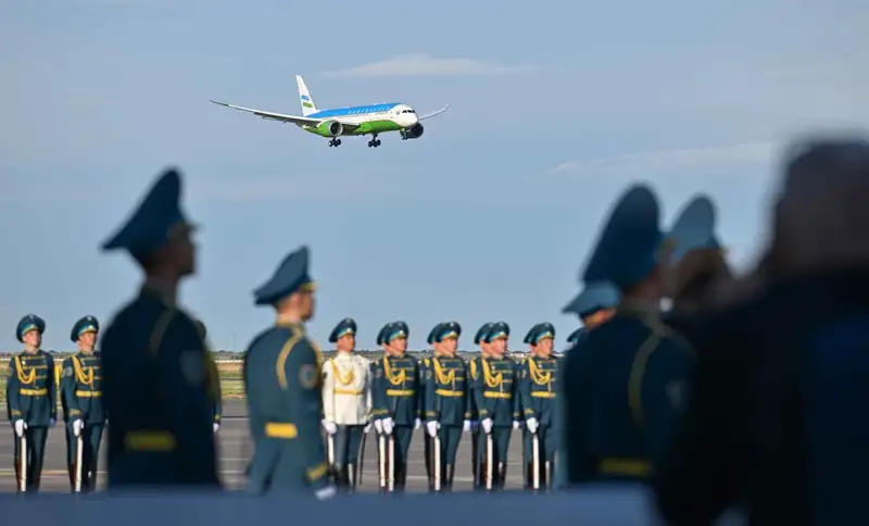 Тоқаев Мирзиеевті елорда әуежайынан күтіп алды, сурет - Zakon.kz жаңалық 07.08.2024 18:56