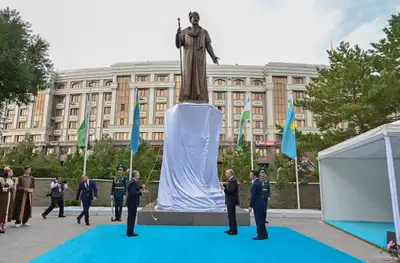 Тоқаев пен Мирзиеев Астанадағы Әлішер Науаи ескерткішін салтанатты түрде ашты, сурет - Zakon.kz жаңалық 08.08.2024 17:04