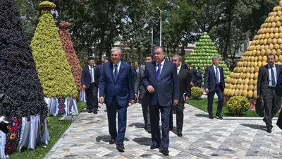 Қазақстан мен Тәжікстан президенттері ауыл шаруашылығы өнімдері мен ұлттық тағамдар көрмесін аралап көрді, сурет - Zakon.kz жаңалық 23.08.2024 15:01