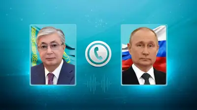 Мемлекет басшысы Қасым-Жомарт Тоқаев Ресей Президенті Владимир Путинмен телефон арқылы сөйлесті  📞Әңгімелесу барысында тараптар Қазақстан-Ресей ынтымақтастығының қазіргі жай-күйі мен перспективаларын талқылады.  Президенттер сауда-экономика және энергетика салаларында бұған дейін жоғары деңгейде қол жеткізілген уағдаластықтарды толықтай жүзеге асыру қажет екенін атап өтті. Сондай-ақ Владимир Путиннің Астанаға жоспарланған мемлекеттік сапарына дайындықтың сапалы болуын қамтамасыз етуге келісті.  Мемлекеттер басшылары халықаралық күн тәртібіндегі өзекті мәселелер жөнінде пікір алмасты. Қасым-Жомарт Тоқаев Қазан қаласында өтетін БРИКС саммитіне қатысуға шақырғаны үшін Ресей Президентіне ризашылығын білдірді.