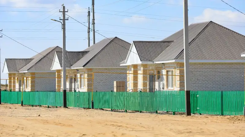 Су тасқынынан зардап шеккен Құмсай ауылында тұрғындар жаңа үйлердің кілттерін алды