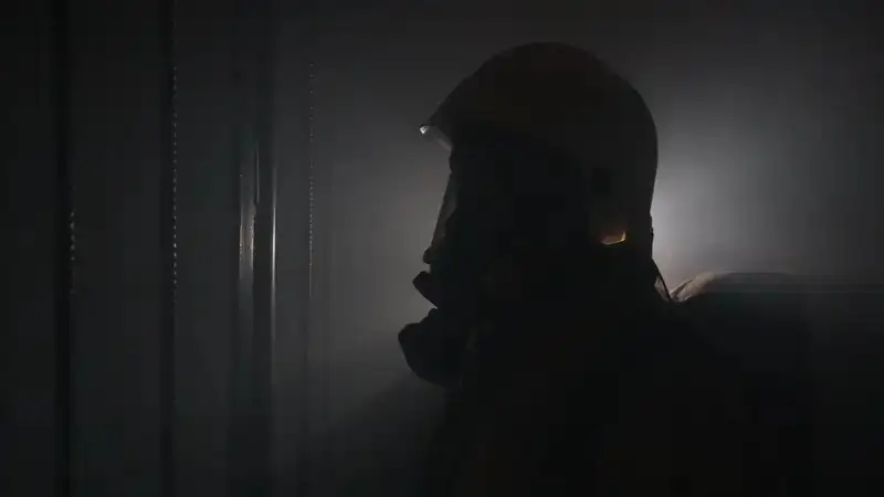 Алматыда жеке тұрғын үй отқа оранды. Өрт сөндірушілер жарылыстың алдын алды