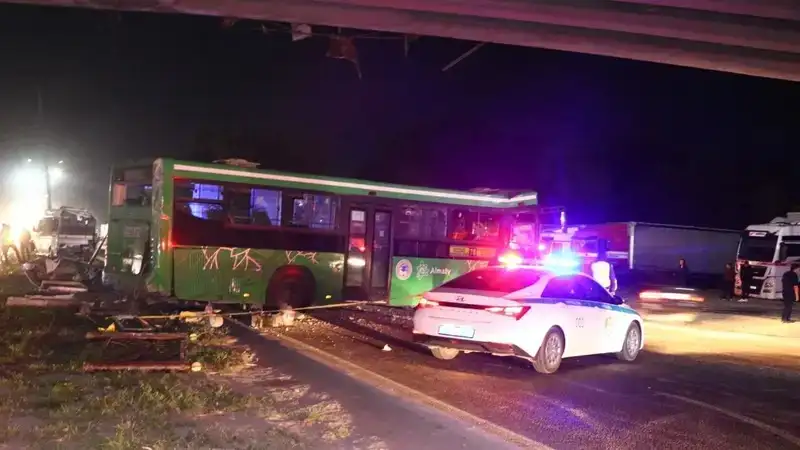 Қаскелеңнің кіре берісінде жолаушылар автобусы көпірден микроавтобусқа құлады, сурет - Zakon.kz жаңалық 13.09.2024 09:55