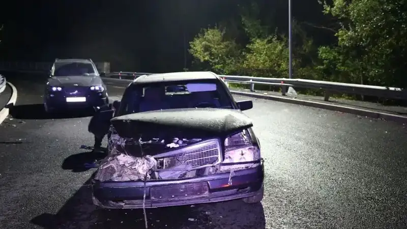 Алматыда жаңбырдан кейінгі тайғақтың салдырынан автокөлік жол апатына ұшырады , сурет - Zakon.kz жаңалық 18.09.2024 10:07