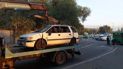 Алматыда жолаушылар автобусы мен жеңіл көлік соқтығысып, салдарынан әйел адам көз жұмды, сурет - Zakon.kz жаңалық 04.10.2024 17:42