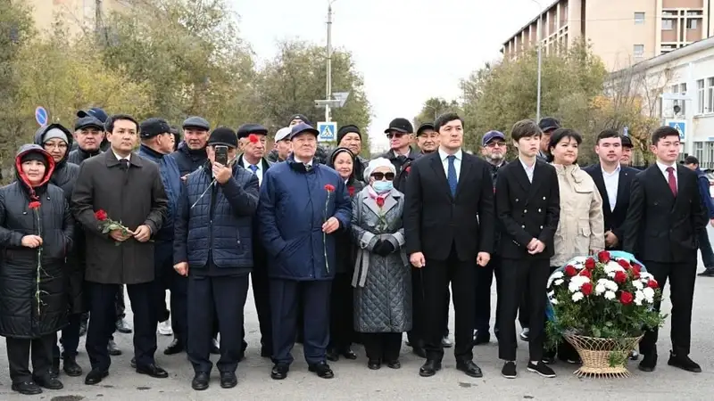 Әйтеке би Бәйбекұлының 380 жылдығына арналған мерекелік іс — шаралар Ақтөбе қаласы әкімдігінің алаңында тұрған Әйтеке би ескерткішіне гүл шоқтарын қоюдан басталды., сурет - Zakon.kz жаңалық 11.10.2024 16:36