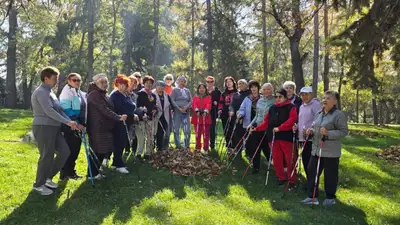 Алматыда Белсенді ұзақ өмір сүру орталығының қызметкерлері мен қызмет алушылары &quot;Алматы – біздің ортақ үйіміз&quot; қалалық бастамасы және &quot;Таза Қазақстан&quot; республикалық бағдарламасы аясында өтіп жатқан &quot;Жарқын күз&quot; күзгі науқанын қолдады.