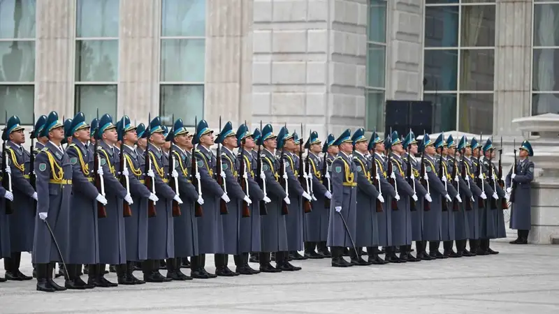 Президент Мемлекеттік ту көтеру рәсіміне қатысты, сурет - Zakon.kz жаңалық 25.10.2024 10:02