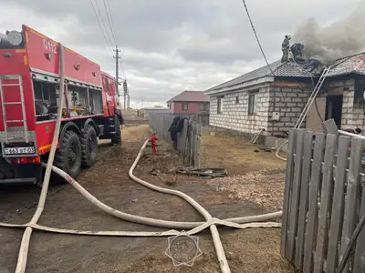 Ақмола облысының өрт сөндірушілері жанып жатқан үйден газ баллон алып шықты