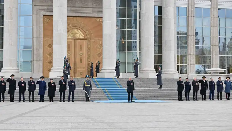 Президент Мемлекеттік ту көтеру рәсіміне қатысты, сурет - Zakon.kz жаңалық 25.10.2024 10:02