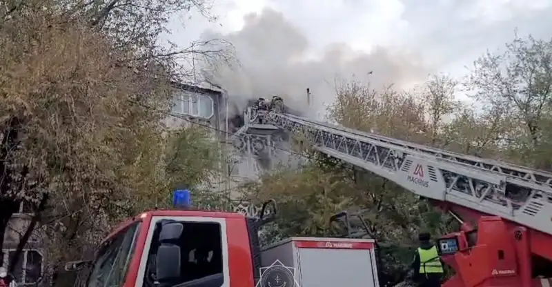 Қаскелеңде көпқабатты үйде өрт шықты: бір адам зардап шекті