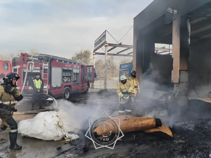 ТЖМ өрт сөндірушілері автокөлік жуу ғимаратын өрттен қорғады, сурет - Zakon.kz жаңалық 02.11.2024 14:56