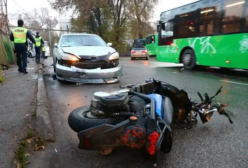 Алматыда мопед пен жеңіл көлік соқтығысып, бір қыз мерт болды, сурет - Zakon.kz жаңалық 06.11.2024 12:21