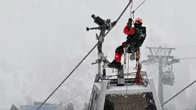 Алматыда аспалы жолда қалып қойған адамдарды құтқарған сәттің кадры тарады, сурет - Zakon.kz жаңалық 24.11.2024 14:42