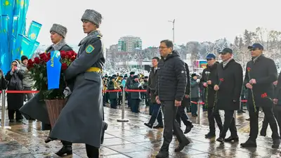 Тәуелсіздік күнін мерекелеу аясында &quot;Тәуелсіздік&quot; монументіне гүл шоқтарын қою рәсімі өтті., сурет - Zakon.kz жаңалық 16.12.2024 12:21